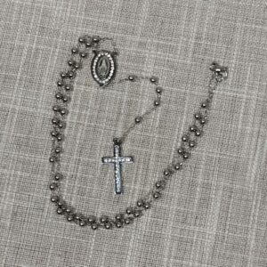 Ženska krunica od nehrđajućeg čelika i raspelom sa cirkonima s kopčicom