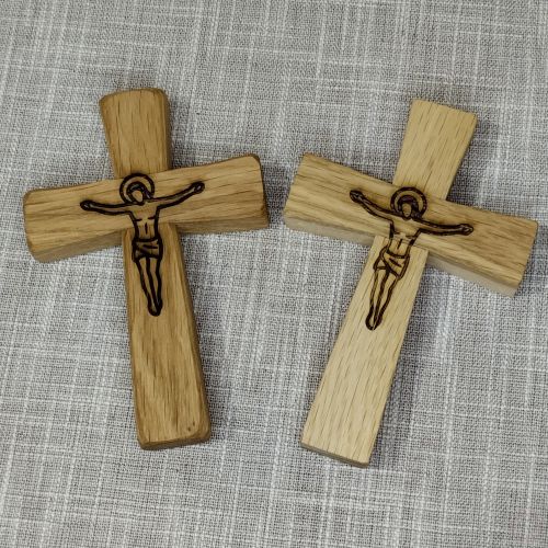 Križ hrast - Križ s graviranim korpusom