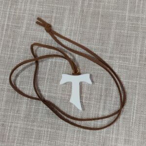 Ogrlica s kamenim tau križem